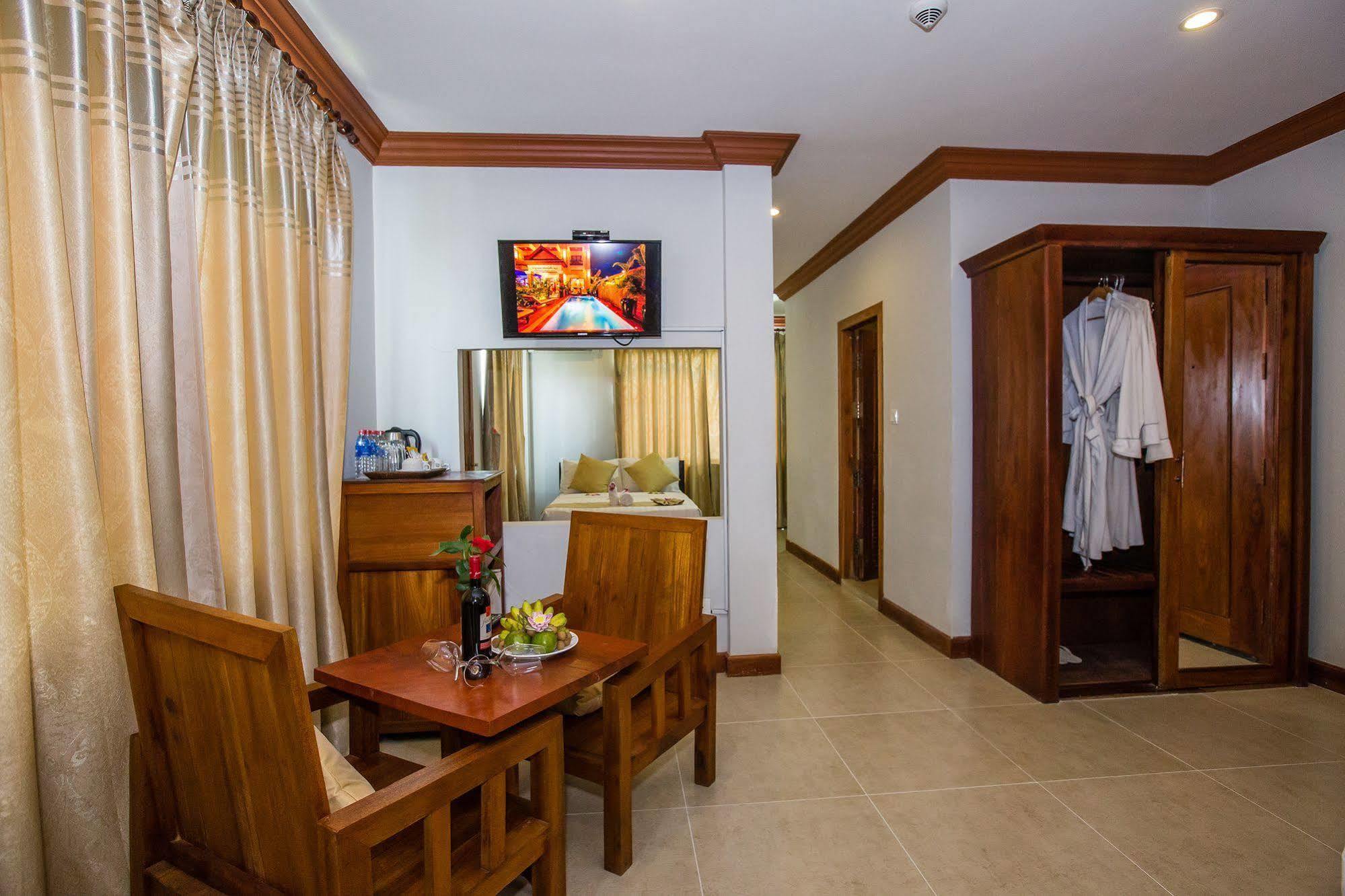 Kingfisher Angkor Hotel Сіємреап Екстер'єр фото